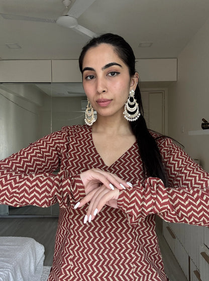 “Close‑up of Vaani maroon zigzag pattern kurti with V‑neckline”